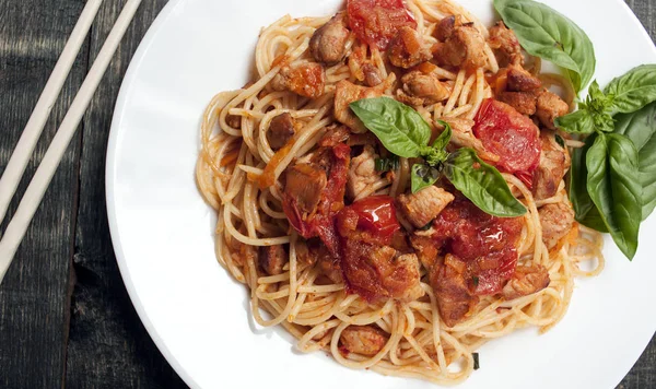 Spaghetti Salsa Pomodoro Con Pollo Pomodori Decorati Con Prezzemolo Tavolo — Foto Stock