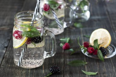 Ahşap bir masa cam bardakta bir soğutma limon içecek