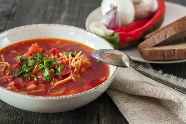 Bir tabak içinde geleneksel Ukrayna Pancar çorbası. Siyah bir rustik masaya bir tabak. Yukarıdan görüntüleyin. Geleneksel Ukrayna mutfağı