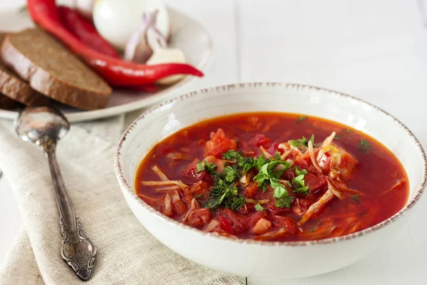 Bir tabak içinde geleneksel Ukrayna Pancar çorbası. Siyah bir rustik masaya bir tabak. Yukarıdan görüntüleyin. Geleneksel Ukrayna mutfağı