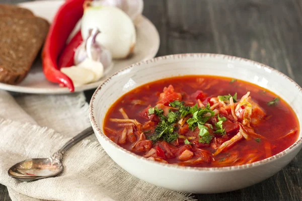 Bir tabak içinde geleneksel Ukrayna Pancar çorbası. Siyah bir rustik masaya bir tabak. Yukarıdan görüntüleyin. Geleneksel Ukrayna mutfağı