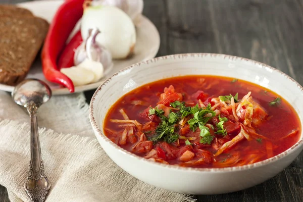 Bir tabak içinde geleneksel Ukrayna Pancar çorbası. Siyah bir rustik masaya bir tabak. Yukarıdan görüntüleyin. Geleneksel Ukrayna mutfağı