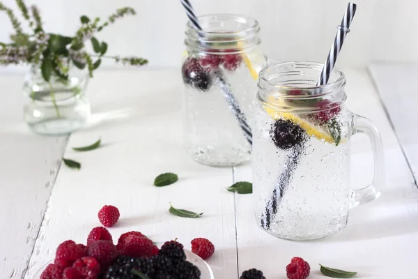 Una Bebida Refrescante Limón Una Taza Vidrio Sobre Una Mesa —  Fotos de Stock