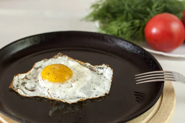 Spiegelei Auf Einer Pfanne Steht Auf Einem Weißen Holztisch — Stockfoto