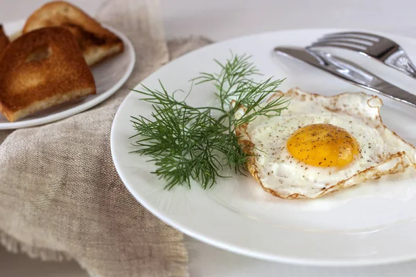 Fried Jaj Biały Talerz Drewnianym Stole Biały — Zdjęcie stockowe