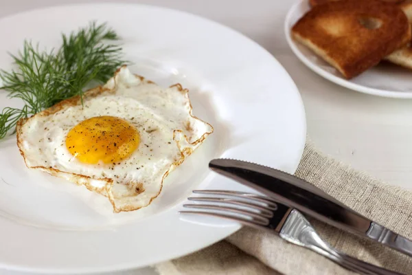 Huevo Frito Plato Blanco Sobre Una Mesa Blanca Madera —  Fotos de Stock