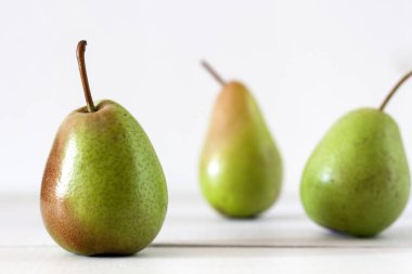 Birkaç taze olgun organik armut rustik ahşap tablo