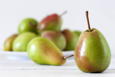 Birkaç taze olgun organik armut rustik ahşap tablo