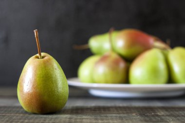Birkaç taze olgun organik armut rustik ahşap tablo