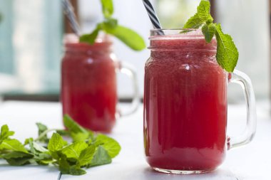 Lezzetli taze iştah açıcı karpuz içki güler yüzlü. Karpuz iç Cam bardaklar