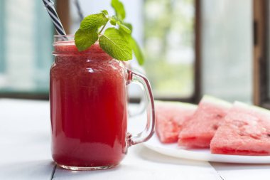 Lezzetli taze iştah açıcı karpuz içki güler yüzlü. Karpuz iç Cam bardaklar