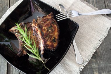 Rosemary bir delikanlı ile lezzetli kızarmış kaburga