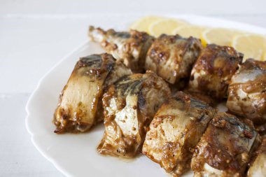 Uskumru soya-Hardal soslu ızgarada pişmiş dilim