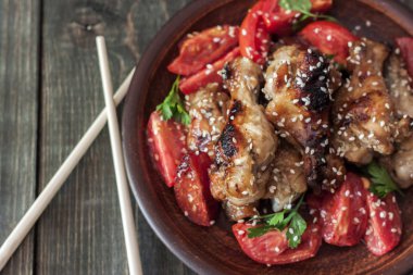 Kızarmış tavuk kanadı bir rustik hizmet yönetim kurulu, siyah ahşap zemin üzerinde