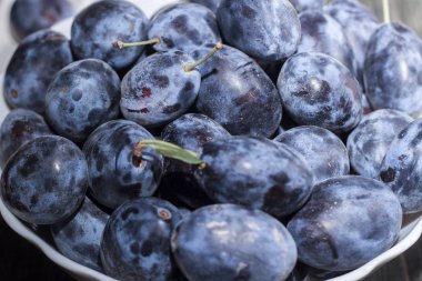 Erik karanlık bir masaya bir tabak içinde
