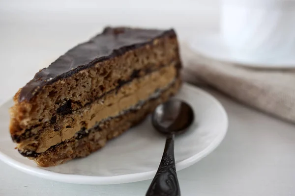 Auf Einem Holztisch Liegt Ein Stück Kuchen Auf Einem Weißen — Stockfoto