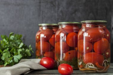 Ev yapımı turşu kiraz domates kavanoz içinde. Seçici odak