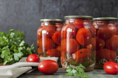 Ev yapımı turşu kiraz domates kavanoz içinde. Seçici odak