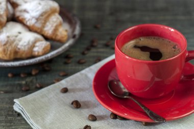 Taze, lezzetli kruvasanlar ve bir fincan mis kokulu kahve.