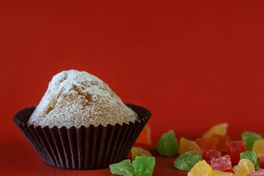 Şekerlenmiş meyve siyah bir tablo ile cupcakes