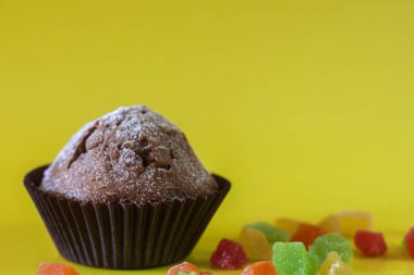 Şekerlenmiş meyve siyah bir tablo ile cupcakes