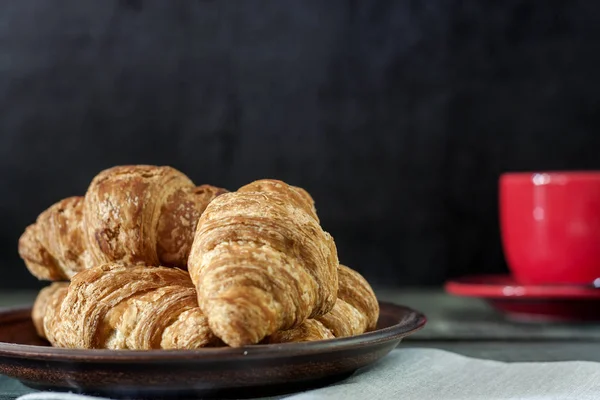 Frische Leckere Croissants Mit Einer Tasse Duftendem Kaffee — Stockfoto
