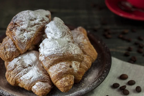 Frische Leckere Croissants Mit Einer Tasse Duftendem Kaffee — Stockfoto