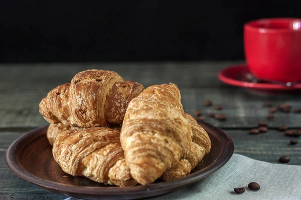 Croissants Frais Savoureux Avec Une Tasse Café Parfumé — Photo