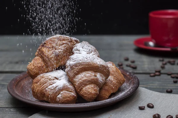 Frische Leckere Croissants Mit Einer Tasse Duftendem Kaffee — Stockfoto