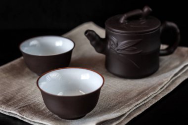 Çaydanlık ve bardak siyah ahşap bir masa üzerinde Çince kahverengi