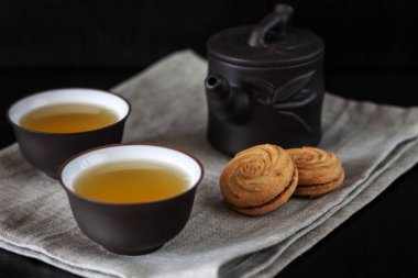 Çaydanlık ve bardak siyah ahşap bir masa üzerinde Çince kahverengi