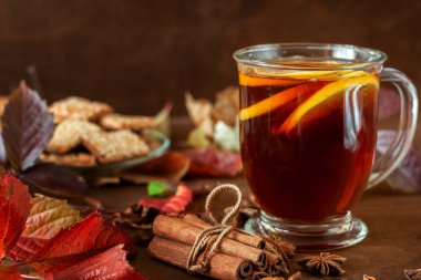 Sonbahar yaprakları ile mayınları bir tabloda çay standları