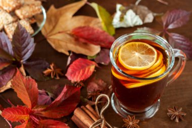 Sonbahar yaprakları ile mayınları bir tabloda çay standları