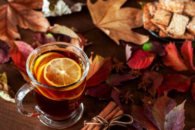 Sonbahar yaprakları ile mayınları bir tabloda çay standları