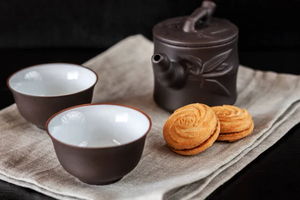 中国棕色茶壶和黑色木桌上的杯子 — 图库照片
