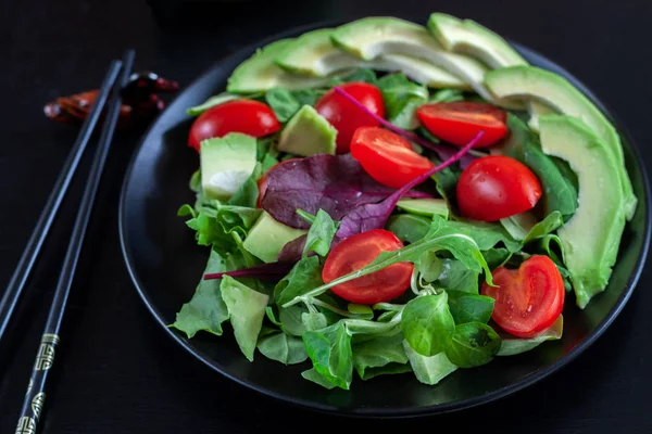 Dietní Salát Avokádem Černém Plátu Tmavém Pozadí — Stock fotografie