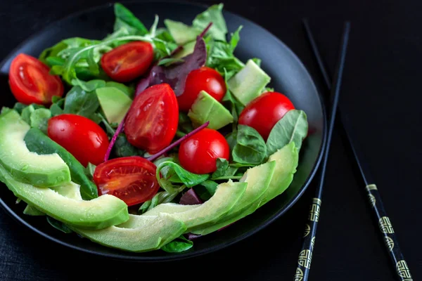 Dietní Salát Avokádem Černém Plátu Tmavém Pozadí — Stock fotografie