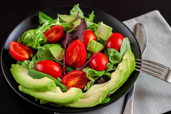 Dietary Salad Avocado Black Plate Dark Background — Stock Photo, Image