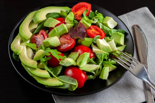 Ensalada Dietética Con Aguacate Plato Negro Sobre Fondo Oscuro —  Fotos de Stock