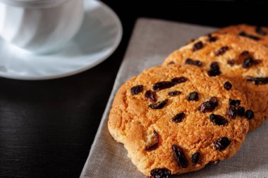 Masanın üzerine üzümlü kurabiye