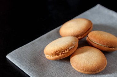 Bisküvi kalp şeklinde peçeteye bisküvi, çikolata kaplı