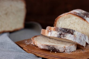 Kepekli ekmek masanın üzerinde. Yakın çekim