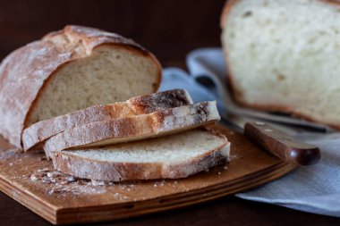 Kepekli ekmek masanın üzerinde. Yakın çekim