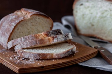 Kepekli ekmek masanın üzerinde. Yakın çekim