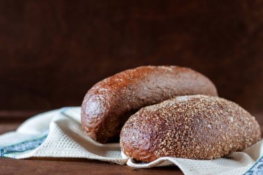 Çavdar ekmeği masanın üzerinde. Yakın çekim