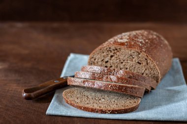 Çavdar ekmeği masanın üzerinde. Yakın çekim