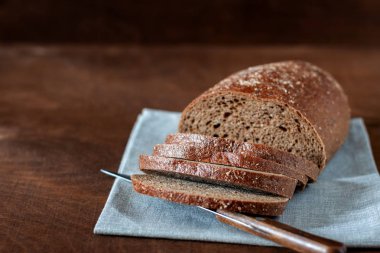 Çavdar ekmeği masanın üzerinde. Yakın çekim