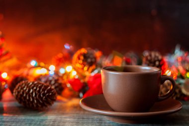 Bir fincan kahve yılbaşı çelenk arka plan üzerinde geçerli