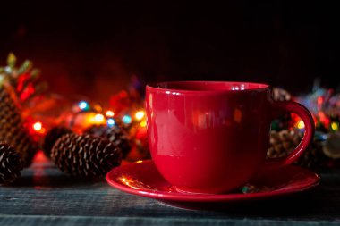 Bir fincan kahve yılbaşı çelenk arka plan üzerinde geçerli