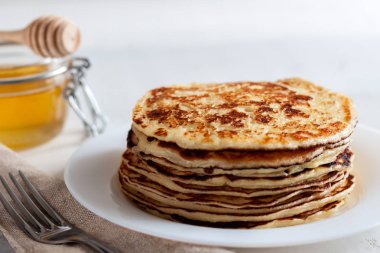 Bal ve fındık ile Pancakes